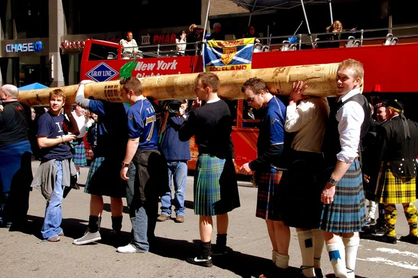 NYC: Men Carrying Caber at Scottish Parade — Stock Photo, Image