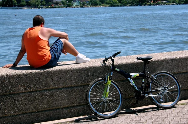 NYC: Homem com Bicicleta na Ilha Roosevelt — Fotografia de Stock