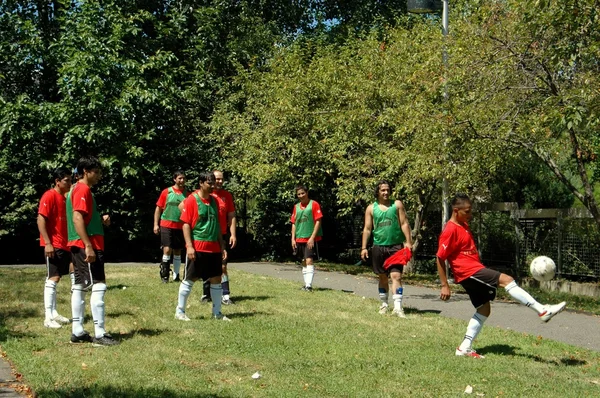 NYC:Men Playing Soccer on Roosevelt Island — Stock Photo, Image