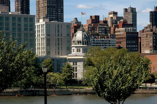 NYC: Doğu Yakası siluetinin ve Roosevelt Adası'Octagon bina — Stok fotoğraf