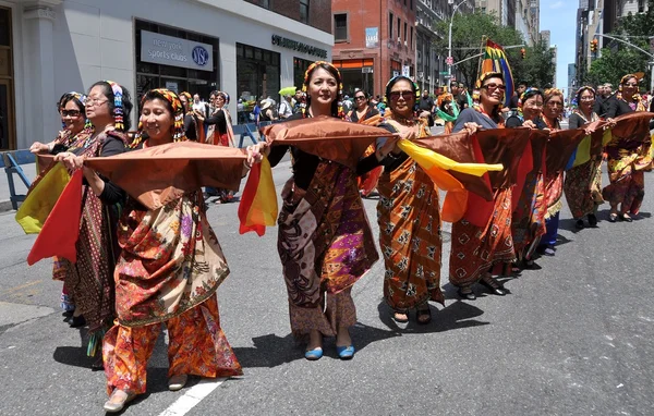 NYC: Filippine Giorno dell'indipendenza Parade Marchers — Foto Stock