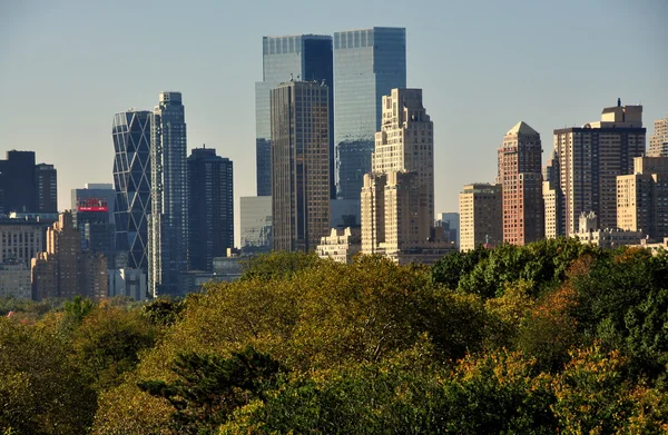 NYC: Central Park'tan Manhattan siluetinin manzarasına — Stok fotoğraf