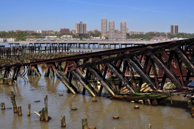 NYC: Demiryolu Piers Hudson Nehri üzerinde paslanma