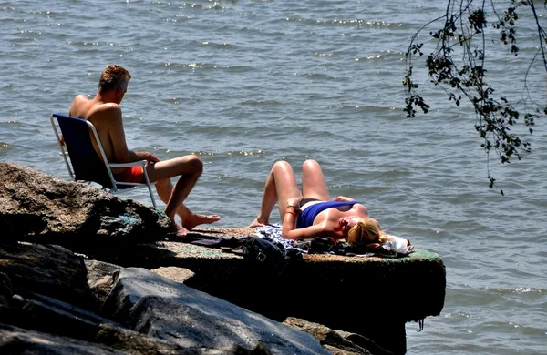 Ciudad de Nueva York: Pareja tomando el sol en Riverside Park —  Fotos de Stock