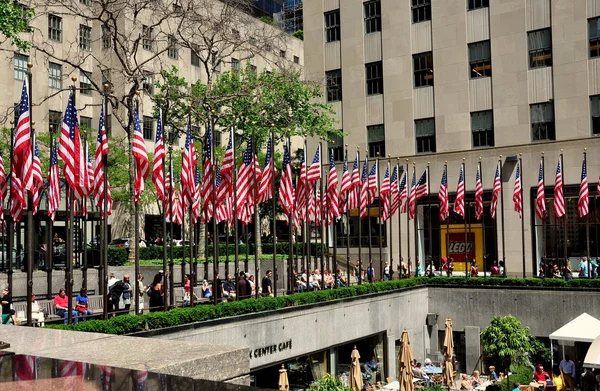 NYC: Bandeiras Americanas no Rockefeller Center — Fotografia de Stock