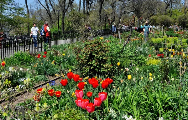 NYC: Personen de tuin in Riverside Park — Stockfoto