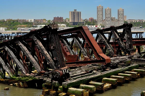 New York: Rozsdás vasút mólók, a Hudson folyó — Stock Fotó