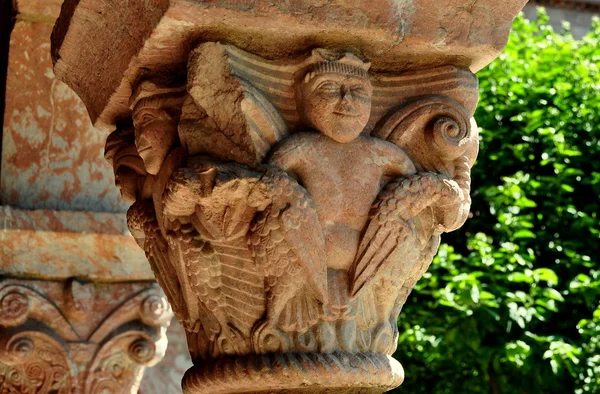 NYC: Cuxa Cloister Romanesque Capitol — Stock Photo, Image