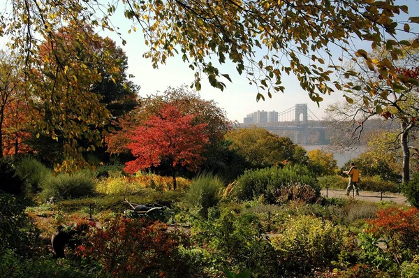 NYC: Fort Tryon Park and George Washington Bridge — Stock Photo, Image