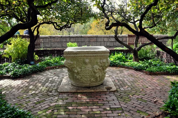 NYC: Medieval Well in the Bonnefont Cloister — Stock Photo, Image