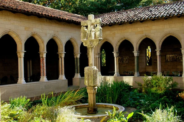NYC: Trie Cloister Calvaire at the Cloisters Museum — Stock Photo, Image