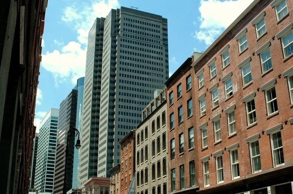 NYC: vecchi e nuovi edifici in Front Street — Foto Stock