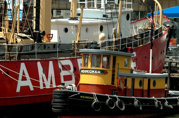 Нью-Йорк: Ambrose Light Ship и W. O. Decker Tugboat — стоковое фото