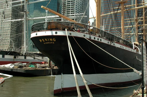 Nyc: Großschiff im Seehafen an der Südstraße — Stockfoto