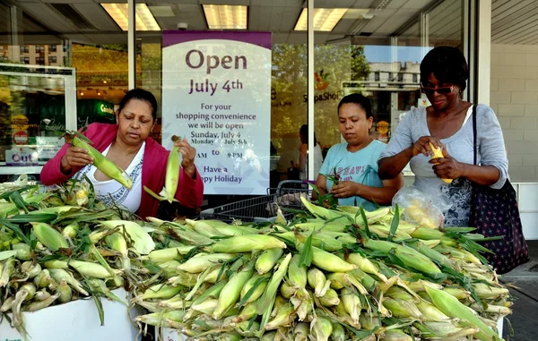 Nueva York: Tres mujeres compran maíz dulce — Foto de Stock