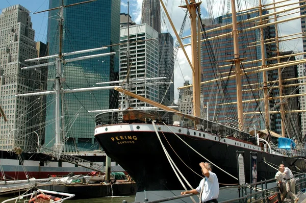 Nyc: Großschiff im Seehafen an der Südstraße — Stockfoto