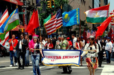 NYC: Yürüyüşçülerin Türk günü yürüyüşü