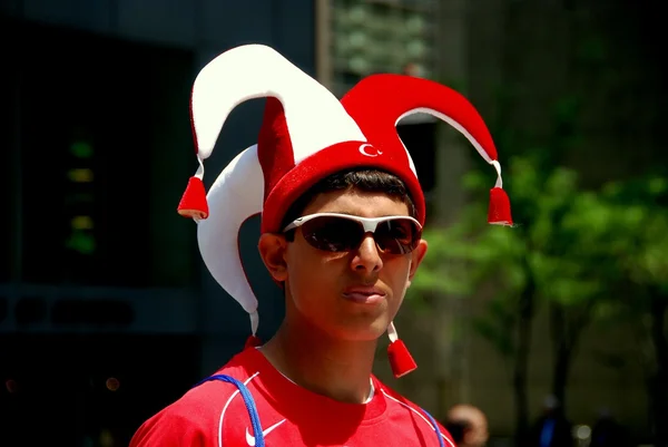 Ciudad de Nueva York: Joven con sombrero de bufón en el desfile turco —  Fotos de Stock