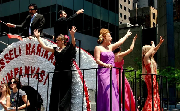 NYC: Jinetes flotando en el desfile del día turco — Foto de Stock