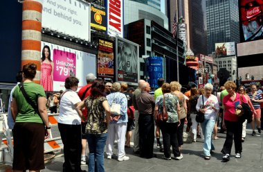 NYC: Times Meydanı'nda Tkts standında insanlar