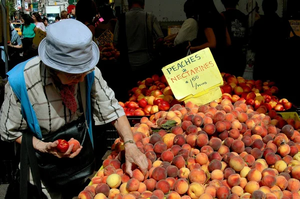 NYC: Mulher comprando pêssegos no mercado dos agricultores — Fotografia de Stock