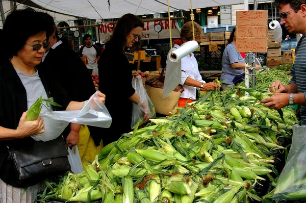 NYC: Cumpărătorii cumpără porumb pe piața agricolă — Fotografie, imagine de stoc