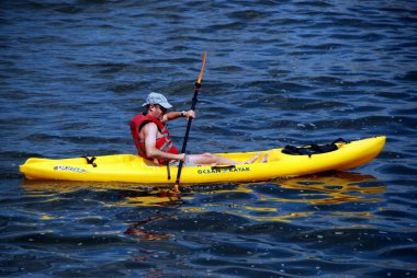 NYC: Hudson Nehri üzerinde kayık erkekte