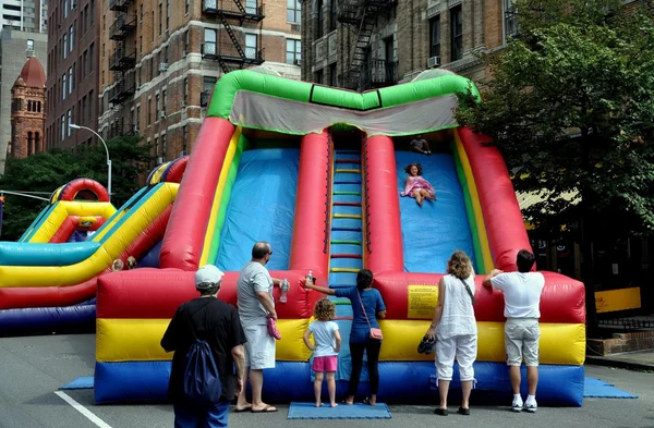 Ciudad de Nueva York: Niños en el festival inflado de diapositivas en la calle — Foto de Stock