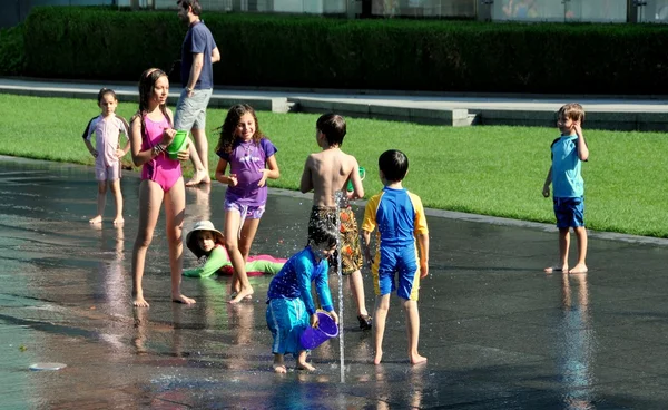 Ciudad de Nueva York: Niños jugando en fuentes — Foto de Stock