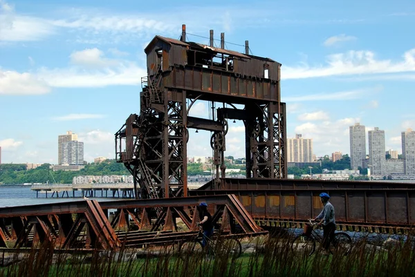 NYC: Demiryolu Piers Hudson Nehri üzerinde paslanma — Stok fotoğraf