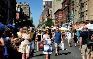 NYC: Bir Amsterdam Avenue sokak Festivali Strollers