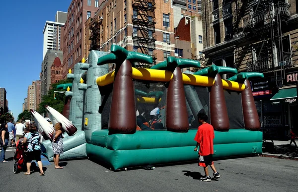 NYC: Gry dom dla dzieci w Broadway Street Festival — Zdjęcie stockowe