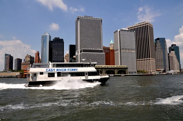 Nyc: Fähre auf dem East River passiert die Skyline von Manhattan — Stockfoto