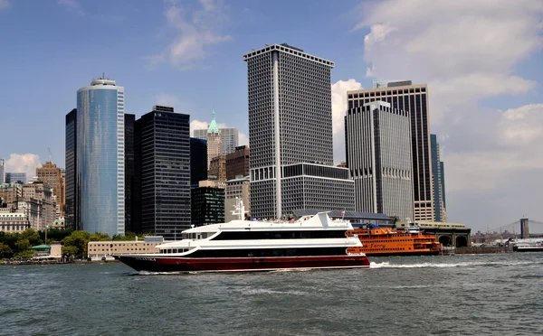 NYC:  Luxury Touring Yacht Passing the Tip of Manhattan Island — Stok fotoğraf