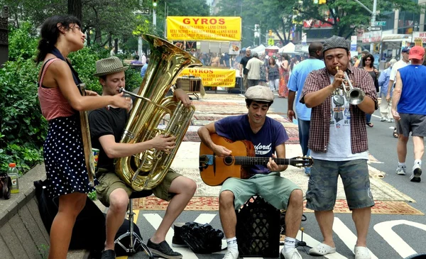 NYC : Musiciens divertissants au Broadway Street Festival — Photo