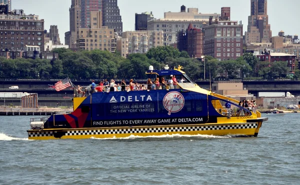 NYC: Ny wodnych East River Taxi — Zdjęcie stockowe