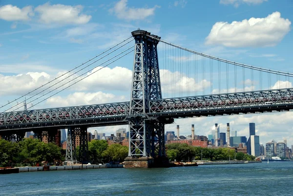 NYC: Williamsburg Bridge sull'East River — Foto Stock