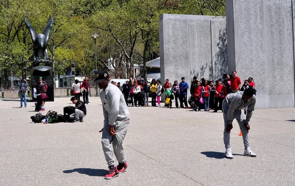 NYC: Jonge mannen breken dansen in Battery Park — Stockfoto