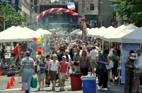 NYC: Doğu 60 sokak Bastille Day Festivali'nde insanların kalabalıklar
