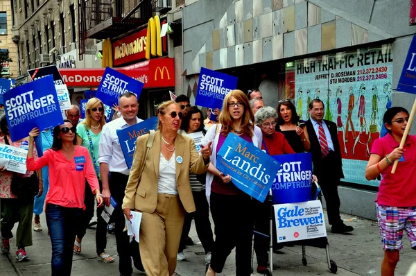NYC : Des politiciens défilent avec des bénévoles à Broadway — Photo