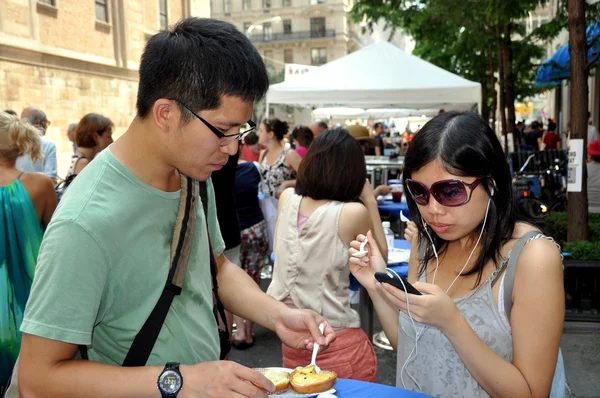 NYC: Aziatische paar op Bastille Day Festival — Stockfoto