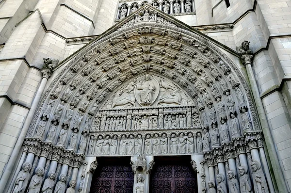 뉴욕: 출입구 포털 리버 사이드 교회에서 폐하에 있는 그리스도 묘사한 — 스톡 사진