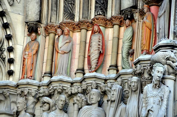 Nyc: geschnitzte Portalstatuen in der Kathedrale des hl. Johannes des Täufers — Stockfoto