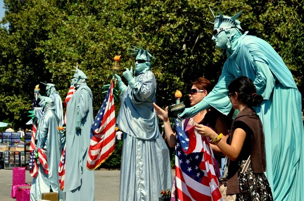 NYC: Tourists with Lady Liberty Mimes — Stock Photo, Image