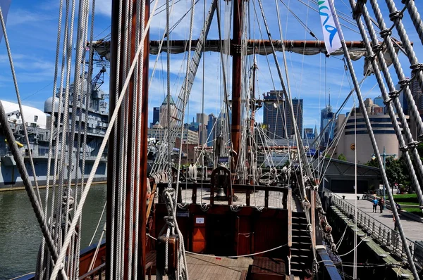 NYC: Риггинг и веревки на корабле "Эль Галеон" — стоковое фото