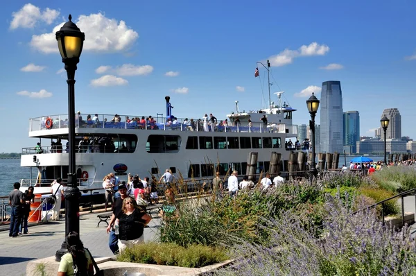 NYC: Estátua do Barco de Ferry Liberty — Fotografia de Stock