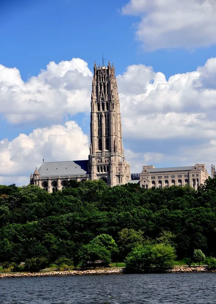 NYC: Riverside Church gezien vanaf de Hudson River — Stockfoto