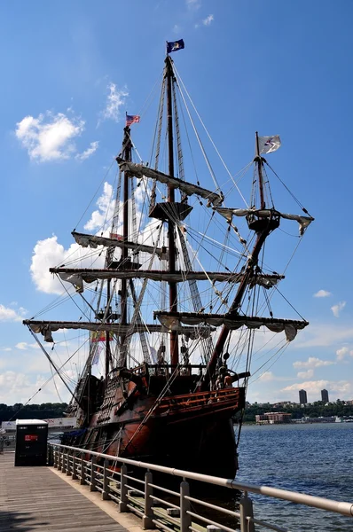 New York: El Galeon vitorlás hajó — Stock Fotó