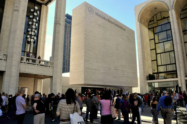 NYC: Mercedes Benz Fashion Week en el Lincoln Center — Foto de Stock