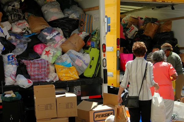 NYC: Women Donating Clothing for Hurricane Relief — Stock Photo, Image